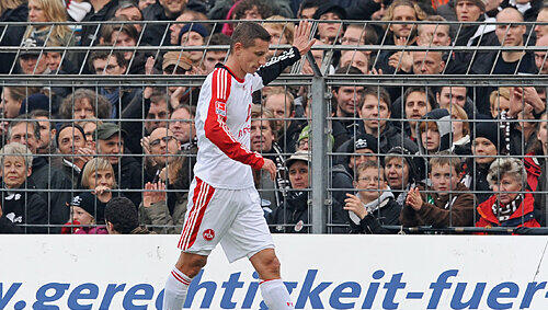 Unfreiwilliger Abgang! Rot-Sünder Marek Mintal verabschiedet sich von den Fans. Unfreiwilliger Abgang! Rot-Sünder Marek Mintal verabschiedet sich von den Fans.