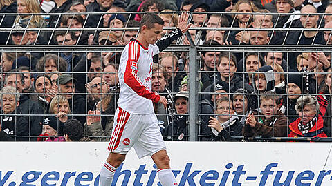 Unfreiwilliger Abgang! Rot-Sünder Marek Mintal verabschiedet sich von den Fans.