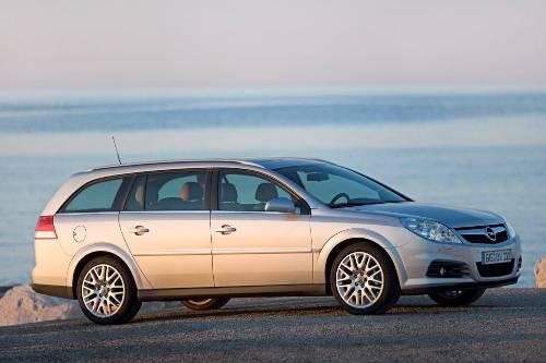 Die Polizei fahndet nach einem solchen silbernen Opel Vectra - Kennzeichen: H-GK 2010.
