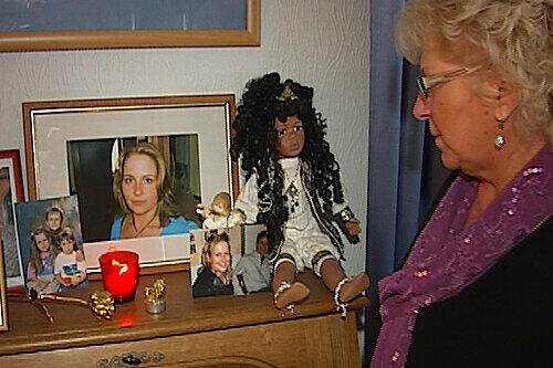 Gedenken an das Mordopfer: Oma Kristina Bauer (58) vor den Fotos aus glücklichen Tagen. Am großen Bild ihrer Tochter Carmen lehnt links das Foto der drei Kinder.