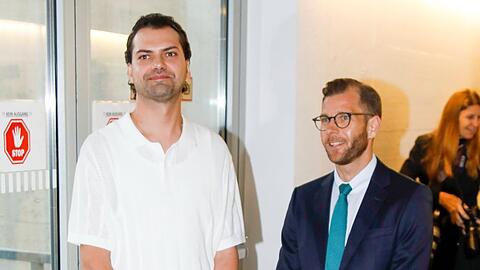 Jimi Blue Ochsenknecht im August 2025 mit seinem Anwalt. Im erneuten Prozess war er nicht pers&ouml;nlich dabei.