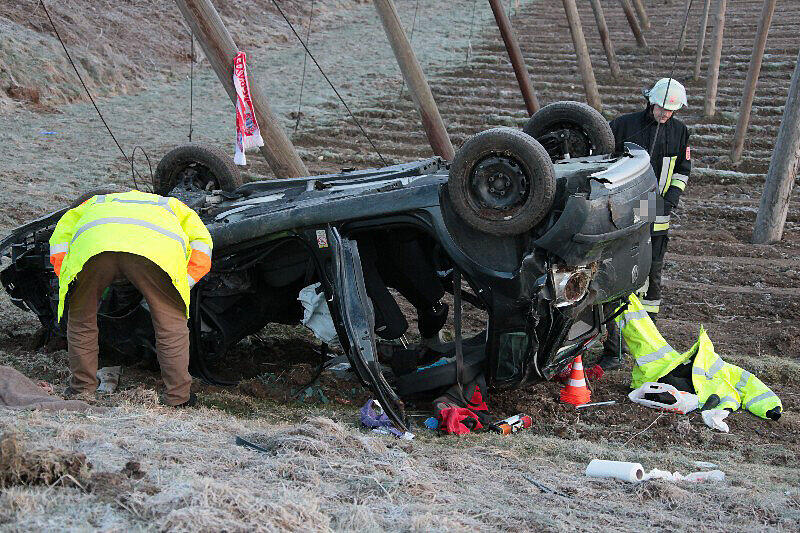 Die schrecklichen Bilder vom Unfall in der Holledau: Ein Teenager starb, als der Polo die steile Böschung hinabstürzte, zwei wurden schwer verletzt.