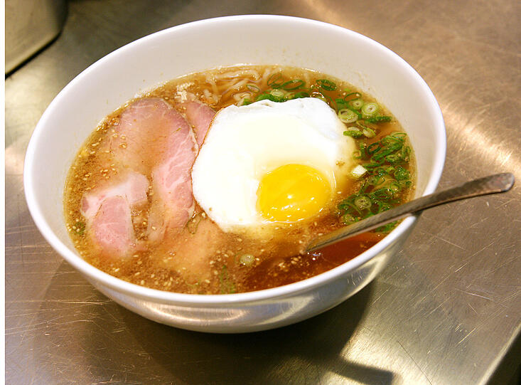 Hier eine Nudelsuppe mit Schwein und Ei &ndash; die Schüsseln sind groß, davon wird auch ein sehr hungriger Gast satt.