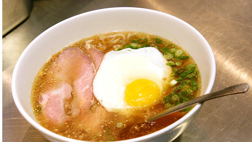 Hier eine Nudelsuppe mit Schwein und Ei – die Schüsseln sind groß, davon wird auch ein sehr hungriger Gast satt. Hier eine Nudelsuppe mit Schwein und Ei – die Schüsseln sind groß, davon wird auch ein sehr hungriger Gast satt.