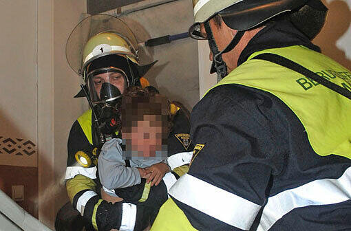 Feuerwehr holt Bub ausbrennender Wohnung, Passanten retten Geschwister aus brennendem Auto - jetzt wird geprüft, ob die Eltern ihre Aufsichtspflicjhr vernachlässigt haben.