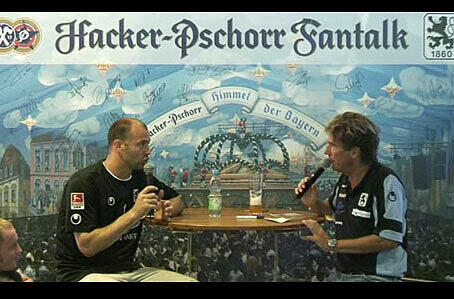 Gabor Kiraly stellt sich den Fragen von Stadionsprecher Stefan Schneider.