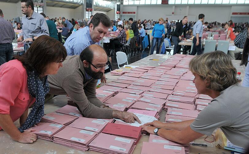 Wahlhelfer in einer Münchner Messehalle.