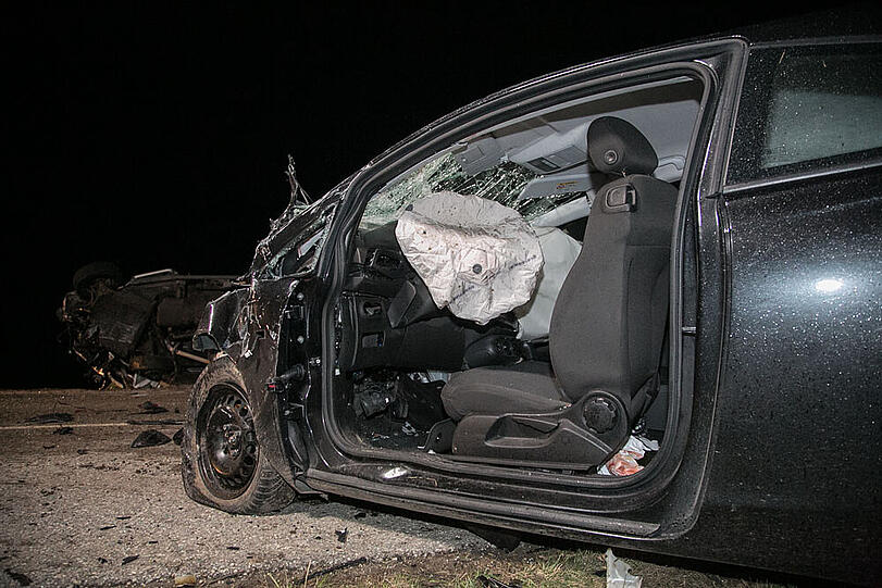 Bei dem Aufprall wurde der Motor aus dem Opel gerissen - die Bilder vom Bergungseinsatz am Sonntagabend.