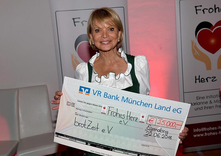 Uschi Glas freut sich über 25.000 Euro für ihren Verein broZeit