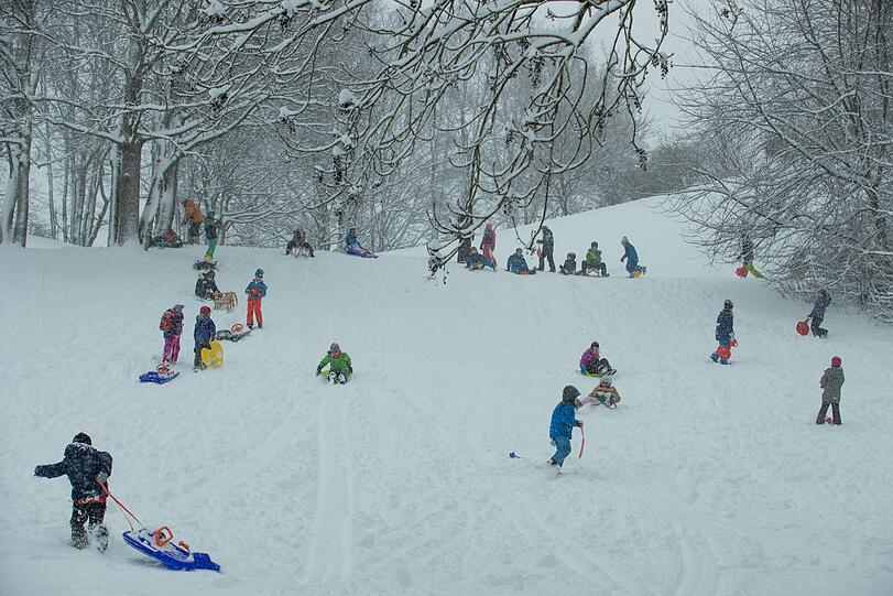 Obacht auch beim Rodeln - hier freuen sich die Kinder in Schwabing über den Schnee.