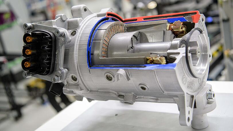 Ein Elektromotor - er kann eine Spitzenleistung von 100 KW bzw. eine Dauerleistung von 60 KW erreichen - im BMW-Werk in Dingolfing. (Archivbild)