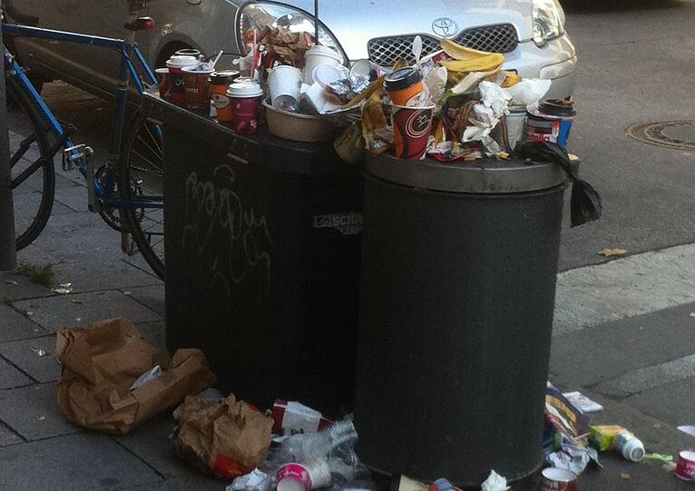 Der ganz normale Müllberg: An einem Donnerstagnachmittag der Kreuzung Amalienstraße/ Schellingstraße