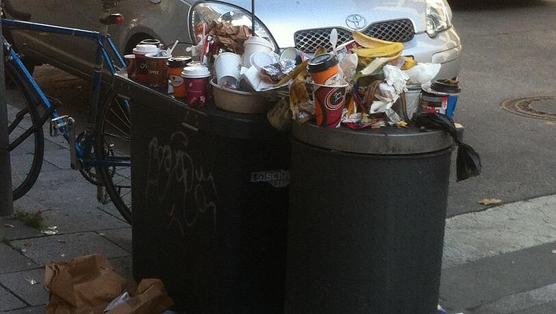 Der ganz normale Müllberg: An einem Donnerstagnachmittag der Kreuzung Amalienstraße/ Schellingstraße Der ganz normale Müllberg: An einem Donnerstagnachmittag der Kreuzung Amalienstraße/ Schellingstraße