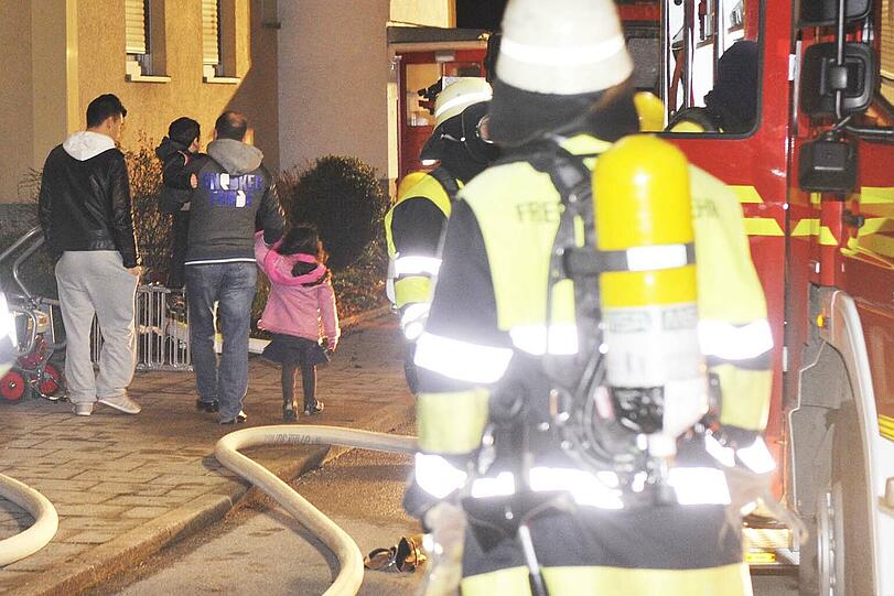 Alle Bewohner des Hauses mussten wegens des Brandes nach draußen fliehen.