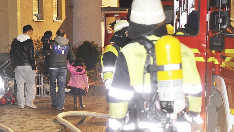 Alle Bewohner des Hauses mussten wegens des Brandes nach draußen fliehen. Alle Bewohner des Hauses mussten wegens des Brandes nach draußen fliehen.