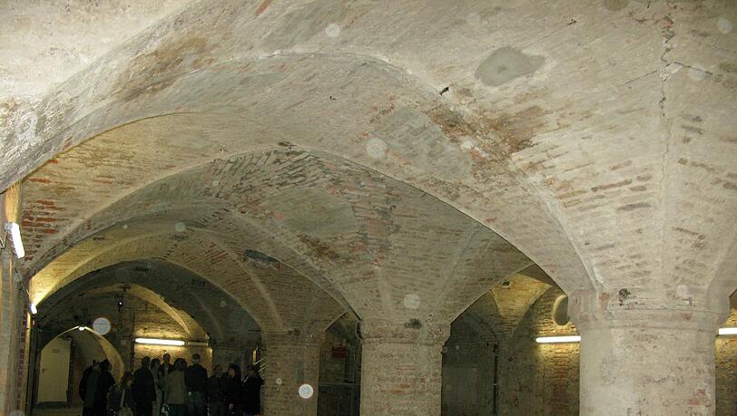 Unter der Residenz haben sich Gewölbe, Gänge und Keller der mittelalterlichen Neuveste erhalten. Unter der Residenz haben sich Gewölbe, Gänge und Keller der mittelalterlichen Neuveste erhalten.