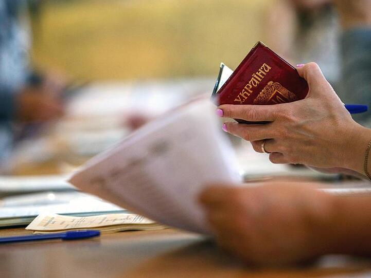 Wahlhelfer in einem Wahllokal im Oblast Transkarpatien. Aufgrund der Ferienzeit wird mit einer niedrigen Wahlbeteiligung gerechnet.