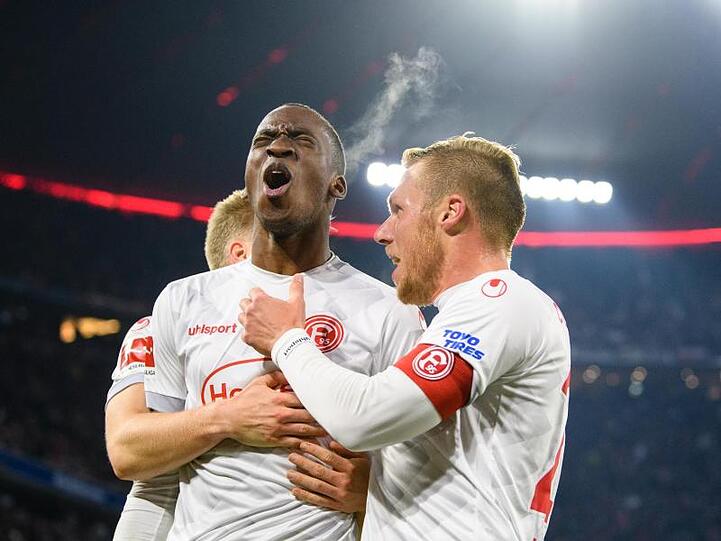 Düsseldorfs Dreifach-Torschütze Dodi Lukebakio jubelt mit Mitspielern über seinen Treffer zum 3:3. Foto: Matthias Balk