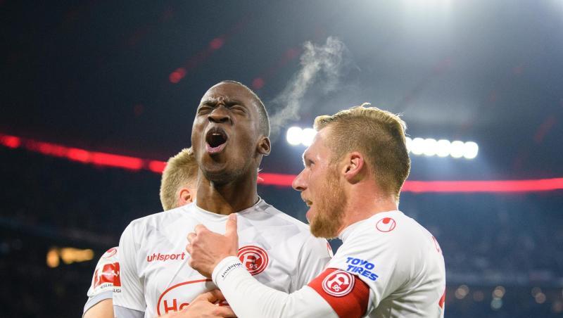Düsseldorfs Dreifach-Torschütze Dodi Lukebakio jubelt mit Mitspielern über seinen Treffer zum 3:3. Foto: Matthias Balk Düsseldorfs Dreifach-Torschütze Dodi Lukebakio jubelt mit Mitspielern über seinen Treffer zum 3:3. Foto: Matthias Balk