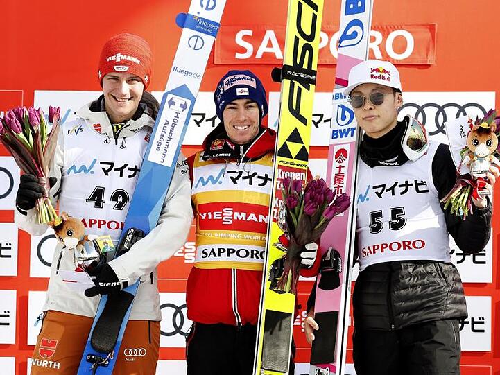 Auf dem Podest in Sapporo: Sieger Stefan Kraft (M) steht zwischen Stephan Leyhe (l) und dem Japaner Ryoyu Kobayashi.