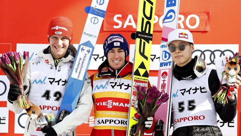Auf dem Podest in Sapporo: Sieger Stefan Kraft (M) steht zwischen Stephan Leyhe (l) und dem Japaner Ryoyu Kobayashi. Auf dem Podest in Sapporo: Sieger Stefan Kraft (M) steht zwischen Stephan Leyhe (l) und dem Japaner Ryoyu Kobayashi.