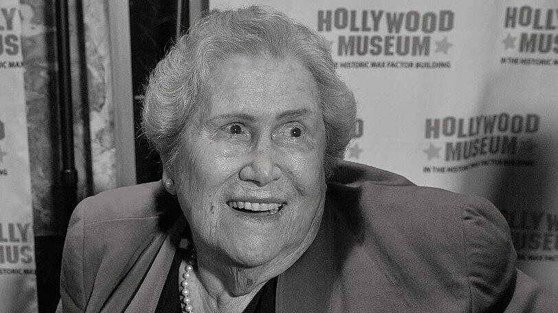 Elsa Raven ist am 3. November in ihrem  Zuhause in Los Angeles gestorben. Die Schauspielerin, bekannt aus Filmklassikern wie "Zurück in die Zukunft" und "Titanic", wurde 91 Jahre alt.