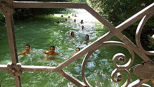 Das schönste Vergnügen an einem heißen Sommertag: Mit einem Sprung in den Eisbach abtauchen und sich treiben lassen. Doch ob das in Zukunft noch ungestraft möglich ist, ist derzeit fraglich. Das schönste Vergnügen an einem heißen Sommertag: Mit einem Sprung in den Eisbach abtauchen und sich treiben lassen. Doch ob das in Zukunft noch ungestraft möglich ist, ist derzeit fraglich.