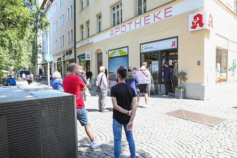 An der St.-Ursula-Apotheke an der Münchner Freiheit, die zum Notdienst eingeteilt ist, reißt die Warteschlange den ganzen Mittwoch über nicht ab.