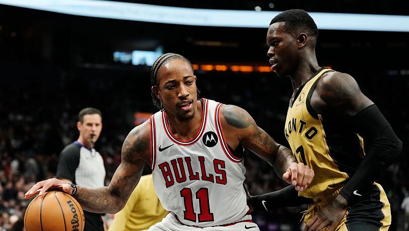 Dennis Schröder (r) erzielte gegen die Bulls zwar 17 Punkte und gab fünf Assists, aber schied mit den Toronto Raptors aus.