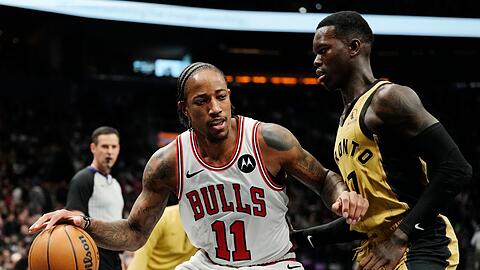 Dennis Schröder (r) erzielte gegen die Bulls zwar 17 Punkte und gab fünf Assists, aber schied mit den Toronto Raptors aus.