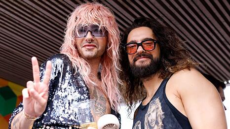 Bill und Tom Kaulitz wollten Altkanzlerin Angela Merkel gerne in ihrem Podcast "Kaulitz Hills - Senf aus Hollywood" begr&uuml;&szlig;en. Doch diese sagte vergangene Woche ganz &ouml;ffentlich ab - und das gleich f&uuml;r die n&auml;chsten zehn Jahre.