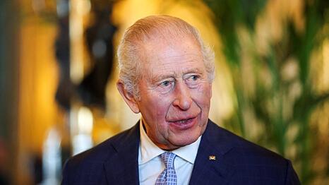 Mit der Arbeit von K&ouml;nig Charles III. sind viele Britinnen und Briten zufrieden, aber die Monarchie wankt.