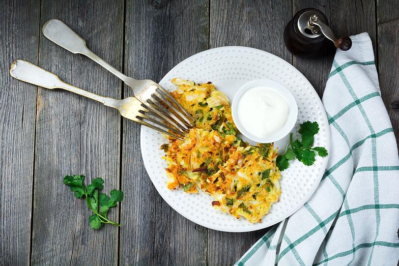 Als nächstes Backpapier auf ein Blech legen und zwölf kleine Taler formen. Bei klebrigem Teig hilft ein Löffel. Nach etwa 20 Minuten bei 180 Grad Umluft sind die Hüttenkäse-Zucchini-Röstis knusprig und fertig. Dazu schmeckt ein grüner Salat und ein Joghurt-Kräuter-Dip. Die Röstis lassen sich problemlos einfrieren - backen Sie also ruhig eine größere Portion. Als nächstes Backpapier auf ein Blech legen und zwölf kleine Taler formen. Bei klebrigem Teig hilft ein Löffel. Nach etwa 20 Minuten bei 180 Grad Umluft sind die Hüttenkäse-Zucchini-Röstis knusprig und fertig. Dazu schmeckt ein grüner Salat und ein Joghurt-Kräuter-Dip. Die Röstis lassen sich problemlos einfrieren - backen Sie also ruhig eine größere Portion.