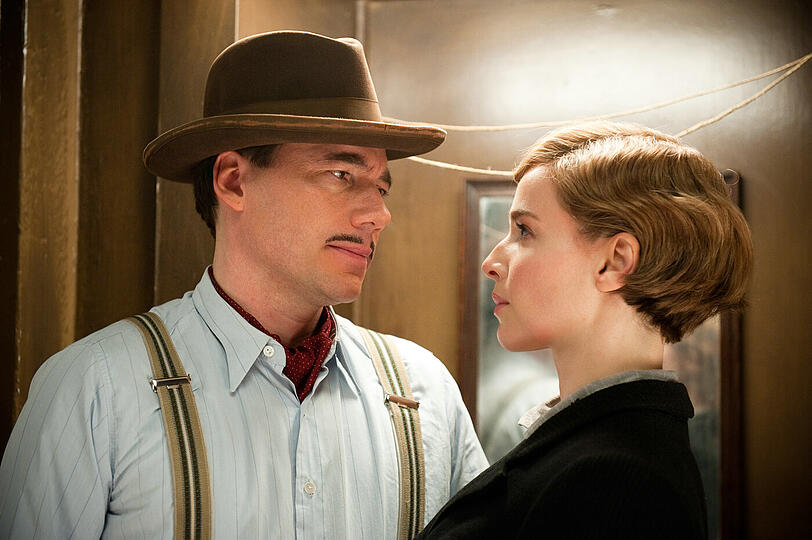 Ein Verwechslungsschwank vor weltpolitischer Kulisse: Leander Haußmanns "Hotel Lux" stellt ausgerechnet Michael "Bully" Herbig als Hitlers Astrologen dar. Die Bilder aus dem Film zum Durchklicken!