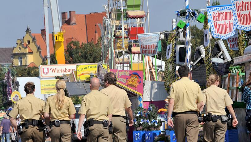 Polizeibeamte auf dem Oktoberfest (Symbolfoto) Polizeibeamte auf dem Oktoberfest (Symbolfoto)