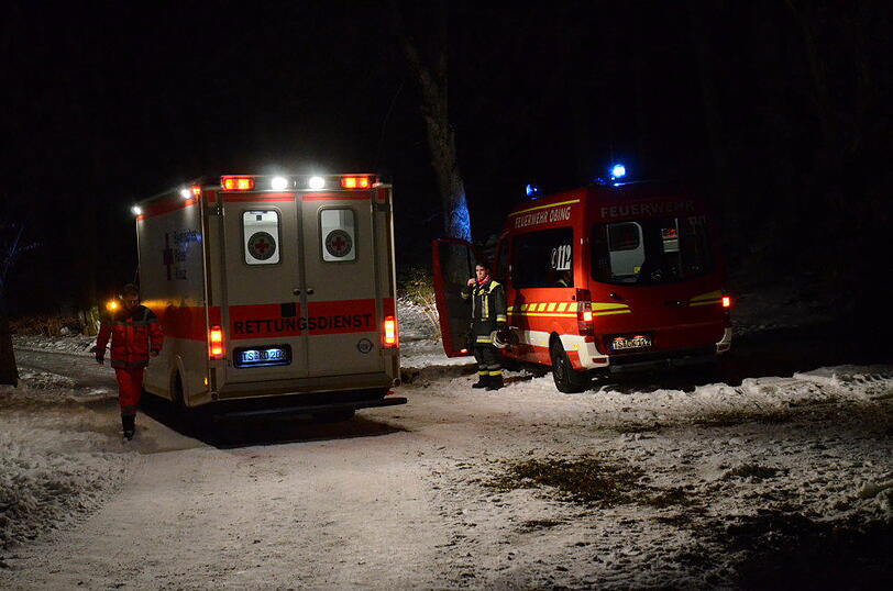 Großeinsatz der Rettungskräfte an einem See bei Obing im Landkreis Traunstein. Ein Mann war im Eis eingebrochen.