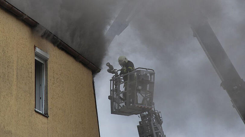 In einem Mehrfamilienhaus in Straubing ist am Dienstagabend ein Brand ausgebrochen.