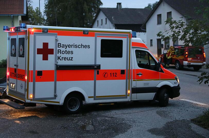 Kurioser Einsatz in Gars am Inn: Eine Person wollte in einer Garage Fleisch räuchern - und rief damit die Feuerwehr auf den Plan. Die Bilder vom Einsatz.