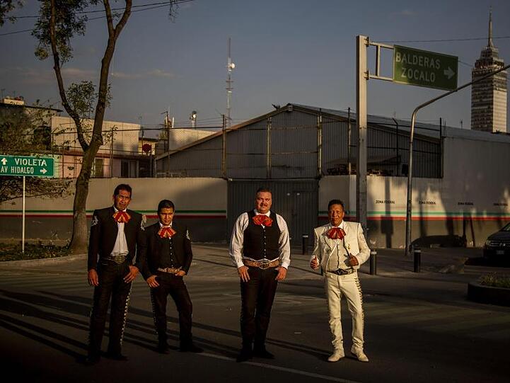 Mariachis warten in der Nähe des Garibaldi-Platzes auf Kunden.