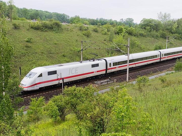 Ein ICE auf der Strecke Hannover-Göttingen.