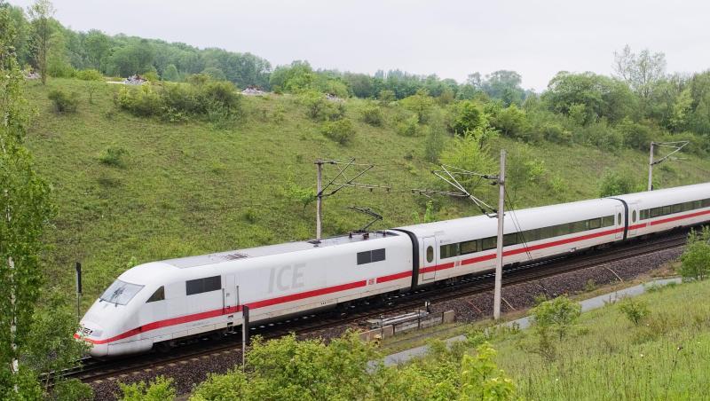 Ein ICE auf der Strecke Hannover-Göttingen. Ein ICE auf der Strecke Hannover-Göttingen.
