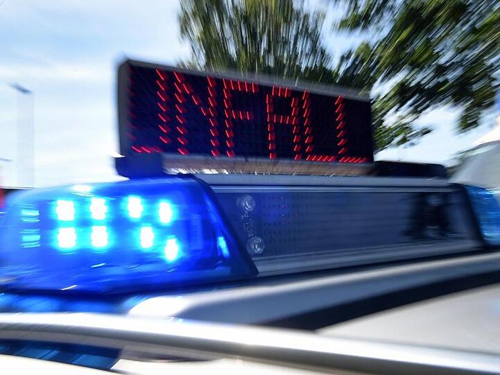 Blaulicht und LED-Laufschrift "Unfall" an einem Einsatzfahrzeug der Polizei. Foto: Holger Hollemann/dpa/Symbolbild