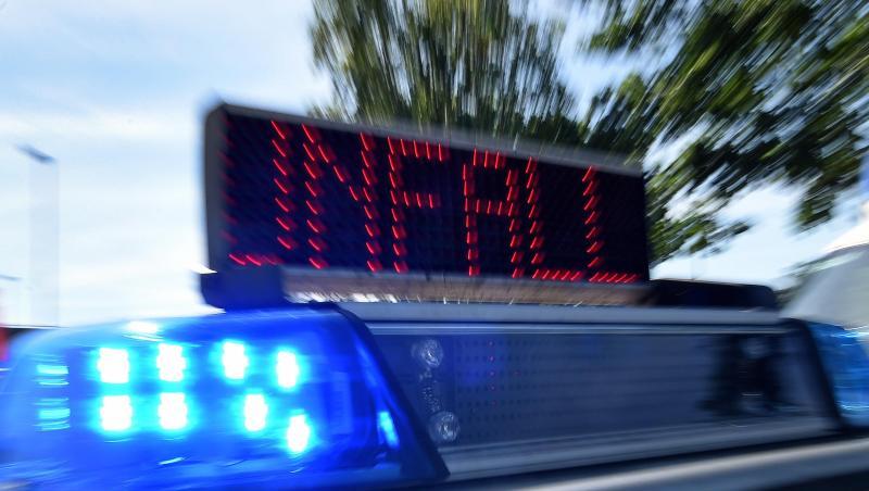 Blaulicht und LED-Laufschrift "Unfall" an einem Einsatzfahrzeug der Polizei. Foto: Holger Hollemann/dpa/Symbolbild Blaulicht und LED-Laufschrift "Unfall" an einem Einsatzfahrzeug der Polizei. Foto: Holger Hollemann/dpa/Symbolbild