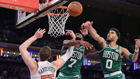 Celtics-Forward Jayson Tatum (0) blockt den Ball von New York Knicks-Center Isaiah Hartenstein (55), während Jaylen Brown (7) verteidigt.