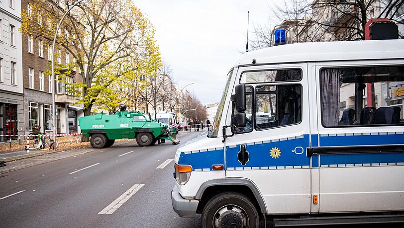 Polizeifahrzeuge und Absperrband vor einer Synagoge in Berlin.