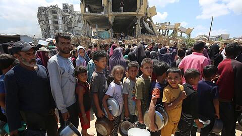 Nach Angaben der Hamas-Behörden sterben Kinder durch Unterernährung. (Archivbild)