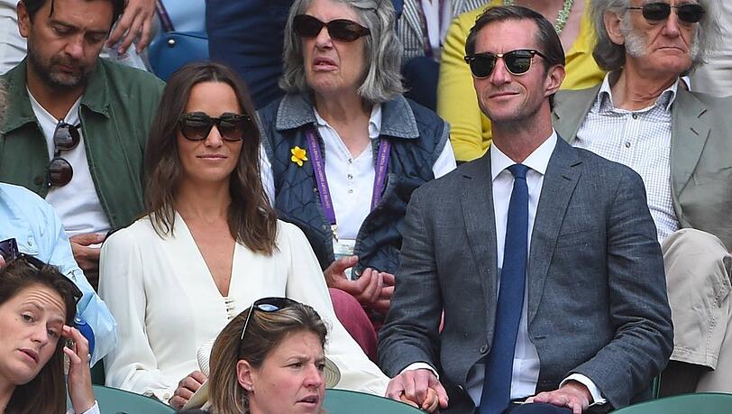 Pippa und James Matthews 2017 auf der Wimbledon-Trib&uuml;ne.