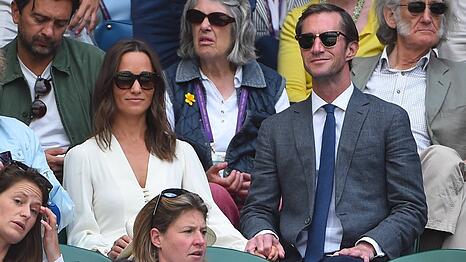 Pippa und James Matthews 2017 auf der Wimbledon-Trib&uuml;ne.