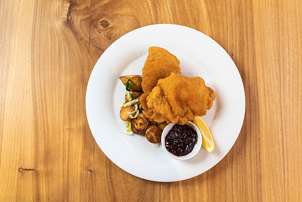 Ein klassisches Schnitzel geht immer. Der Alte Wirt serviert es in Bio-Qualit&auml;t.