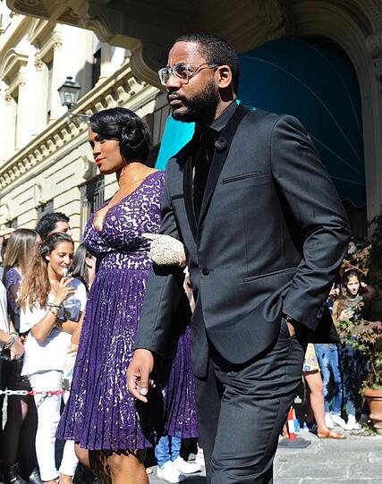 Station 2: Florenz in Italien: Hochzeitsgäste auf dem roten Teppich und viele Fnas. Kim Kardashian und Kanye West sagen endlich "Ja".